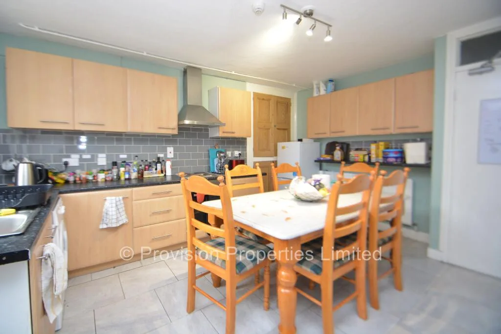 5 bedroom terraced house for rent
