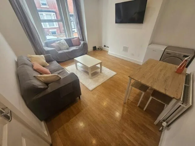 5 bedroom terraced house for rent
