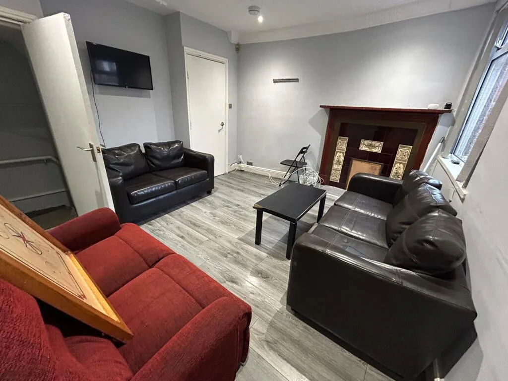 5 bedroom terraced house for rent