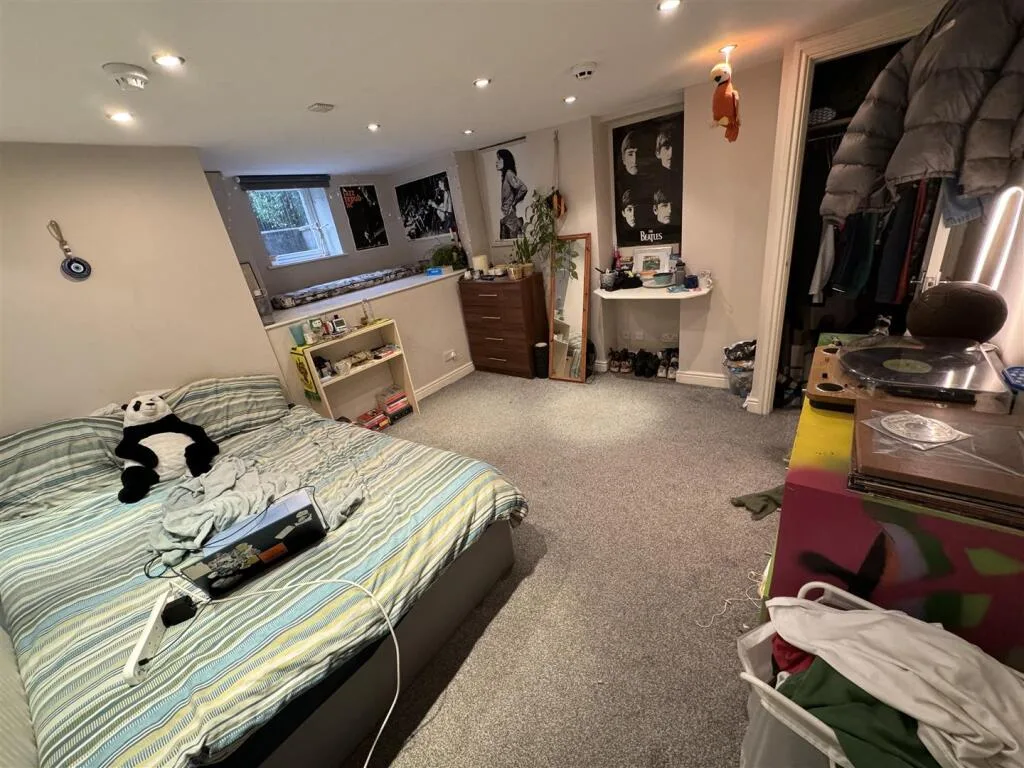 5 bedroom terraced house for rent