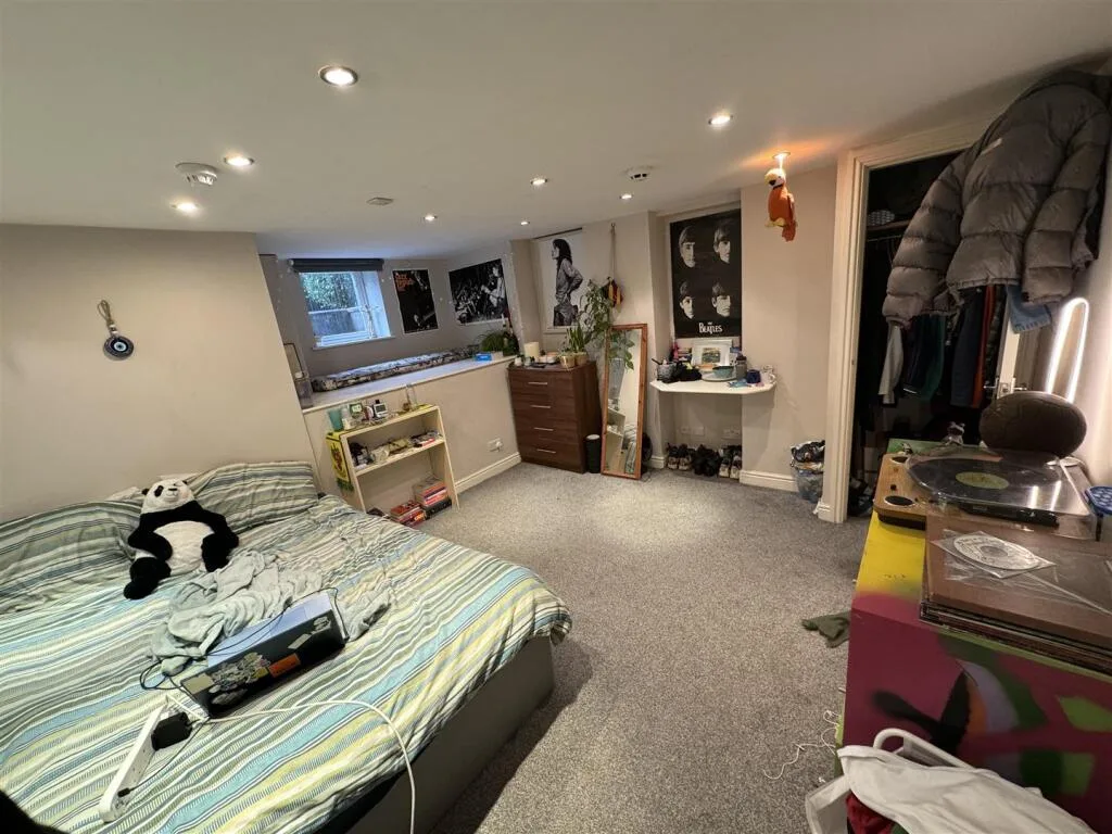 5 bedroom terraced house for rent