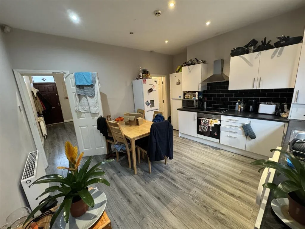 5 bedroom terraced house for rent