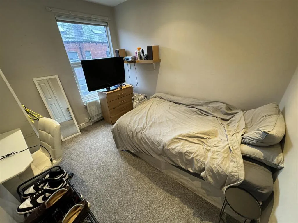 5 bedroom terraced house for rent