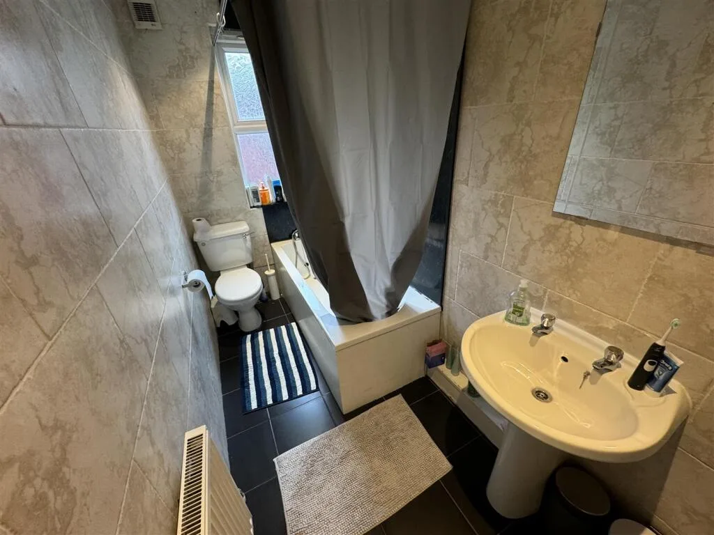 5 bedroom terraced house for rent