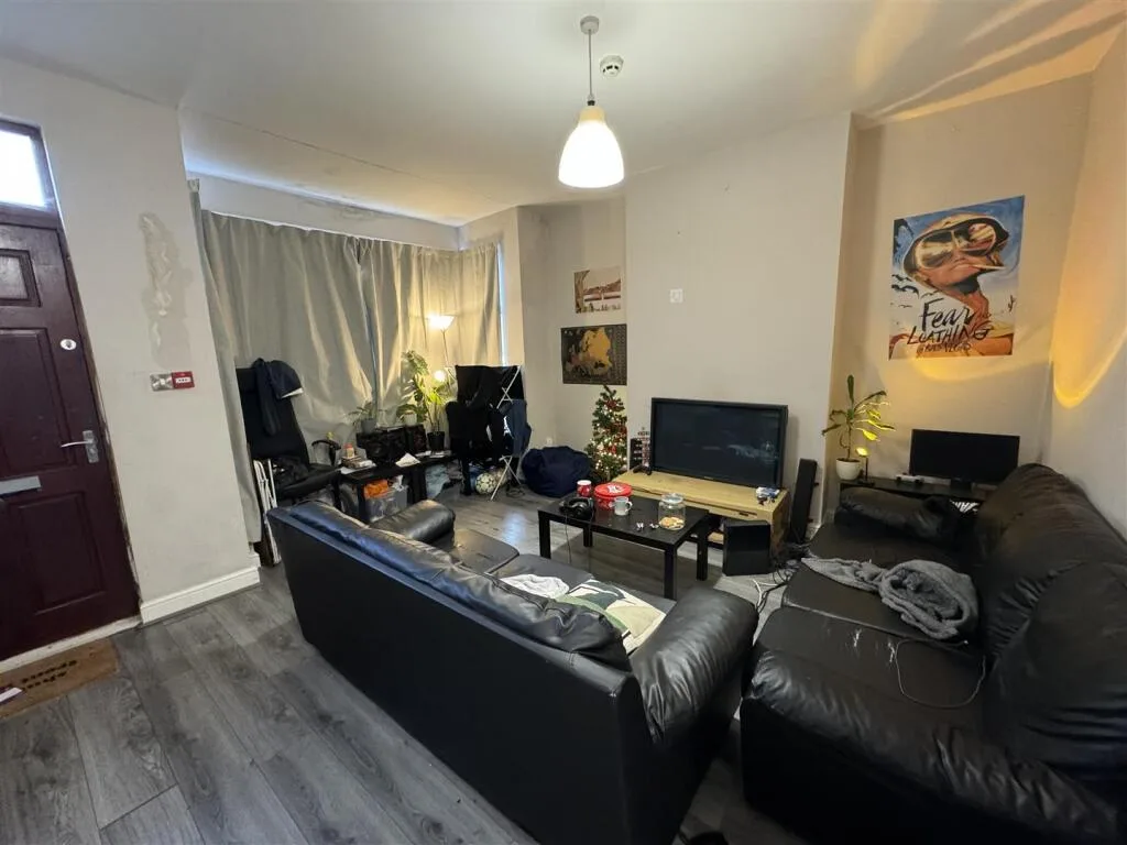 5 bedroom terraced house for rent