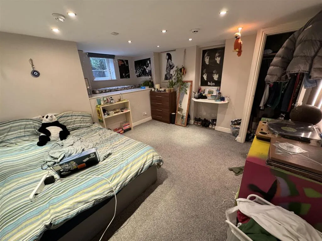 5 bedroom terraced house for rent