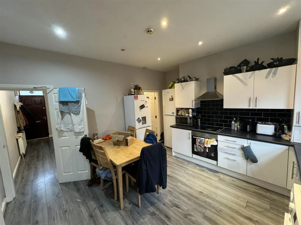 5 bedroom terraced house for rent