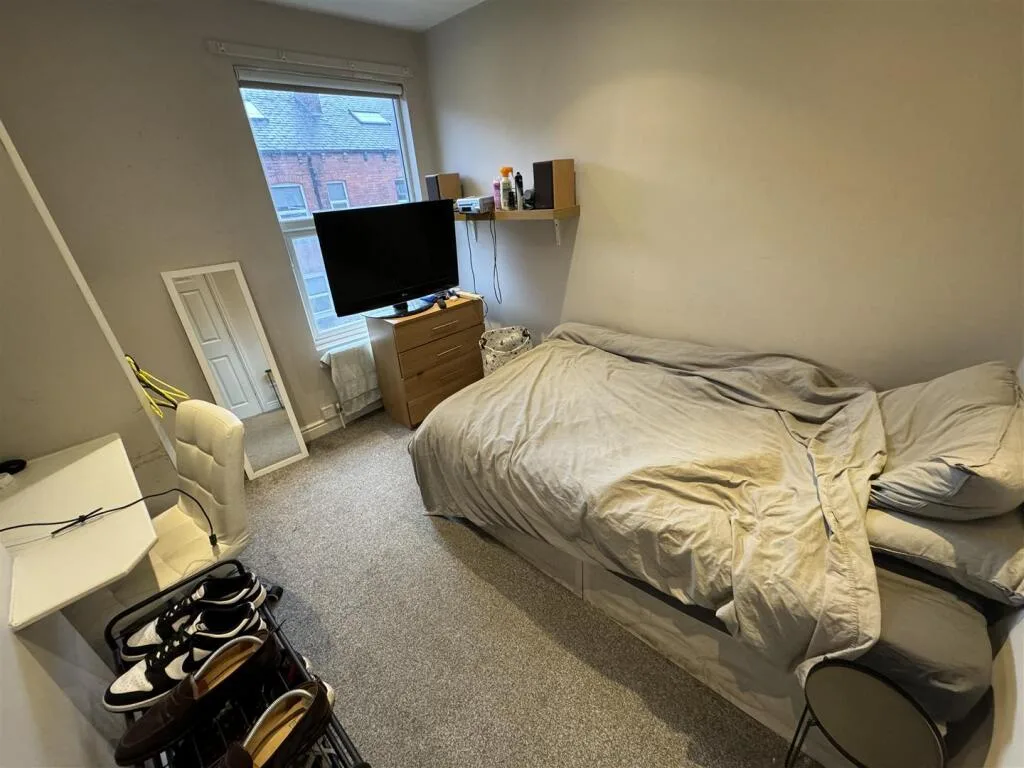 5 bedroom terraced house for rent