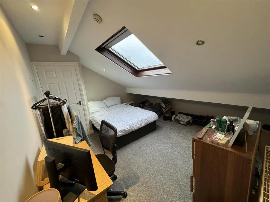 5 bedroom terraced house for rent