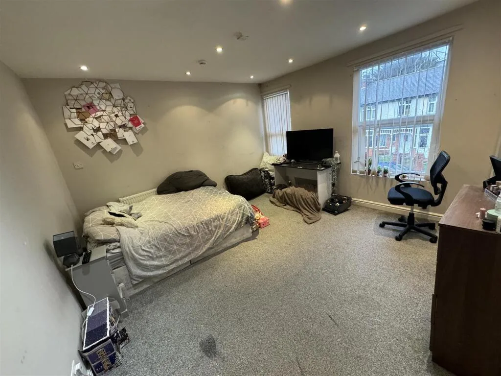 5 bedroom terraced house for rent