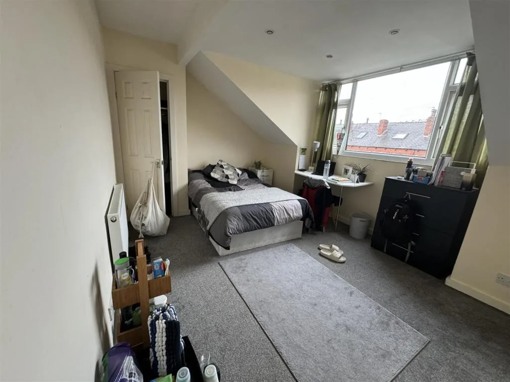 5 bedroom terraced house for rent