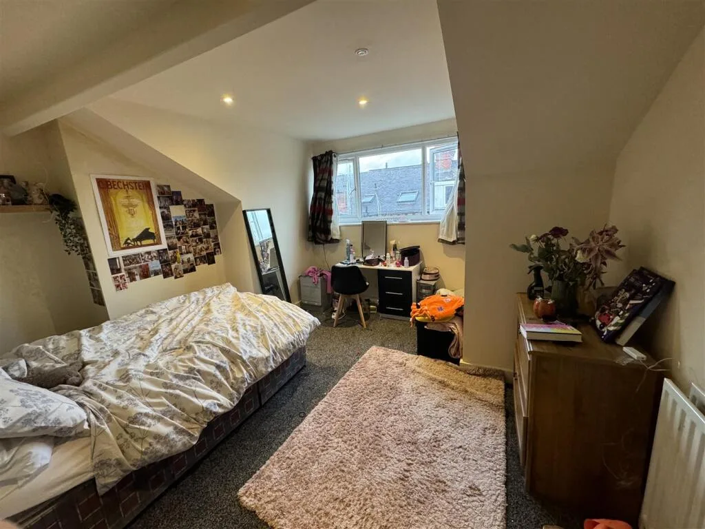5 bedroom terraced house for rent