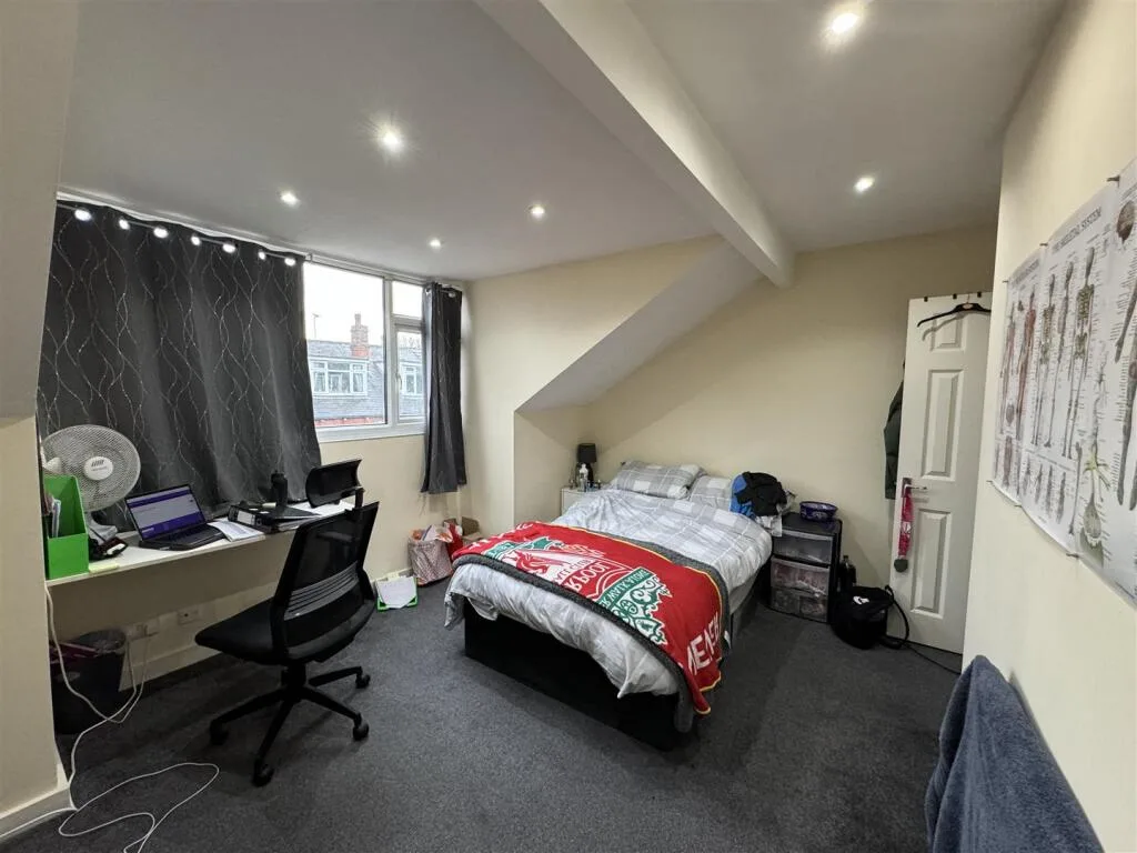 5 bedroom terraced house for rent