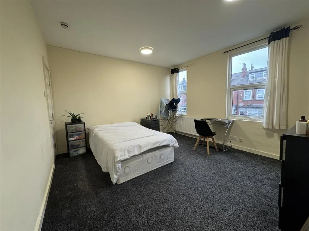 5 bedroom terraced house for rent