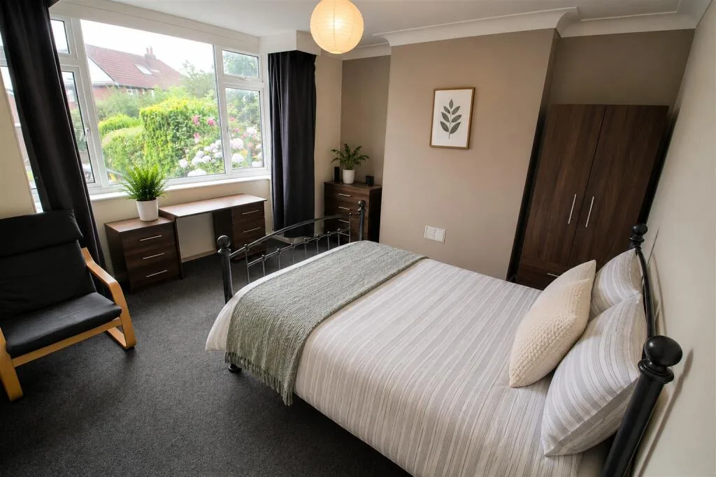 5 bedroom semi-detached house for rent
