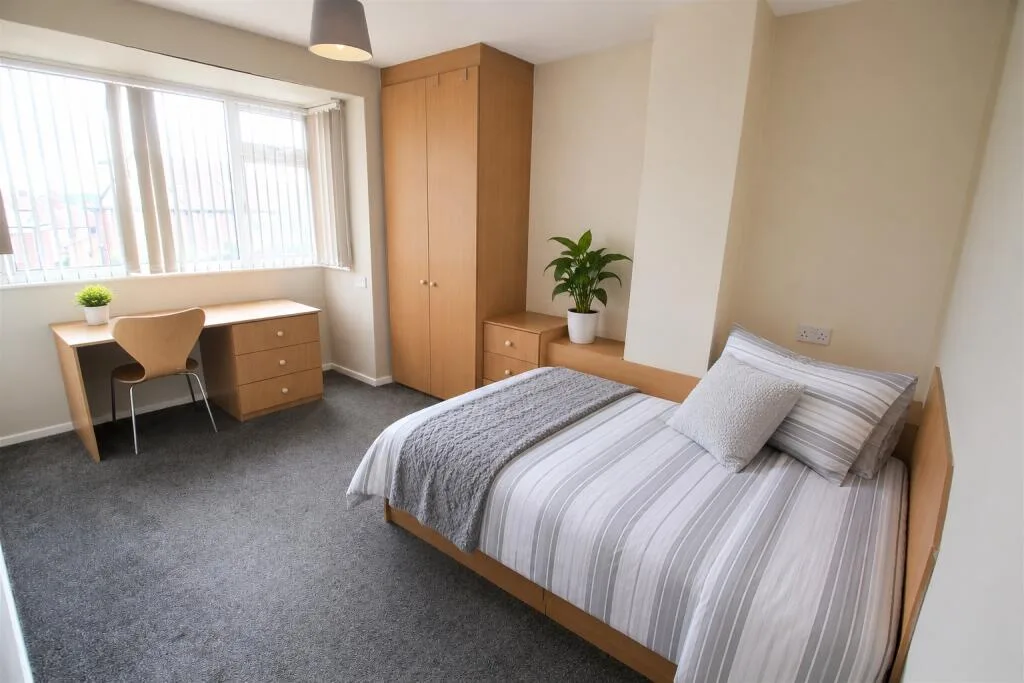 5 bedroom semi-detached house for rent