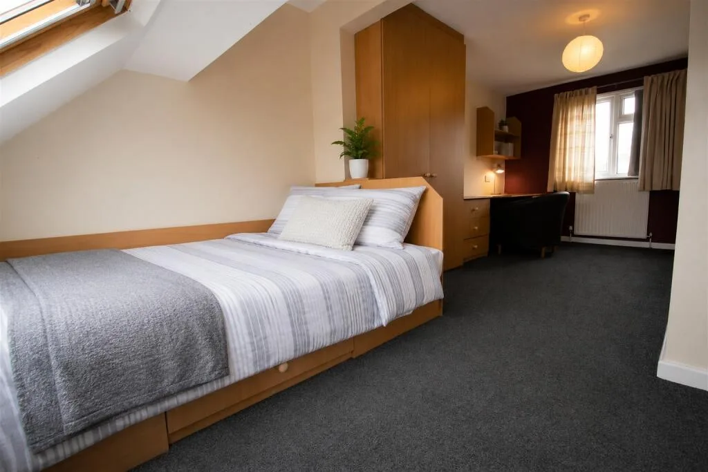 5 bedroom semi-detached house for rent