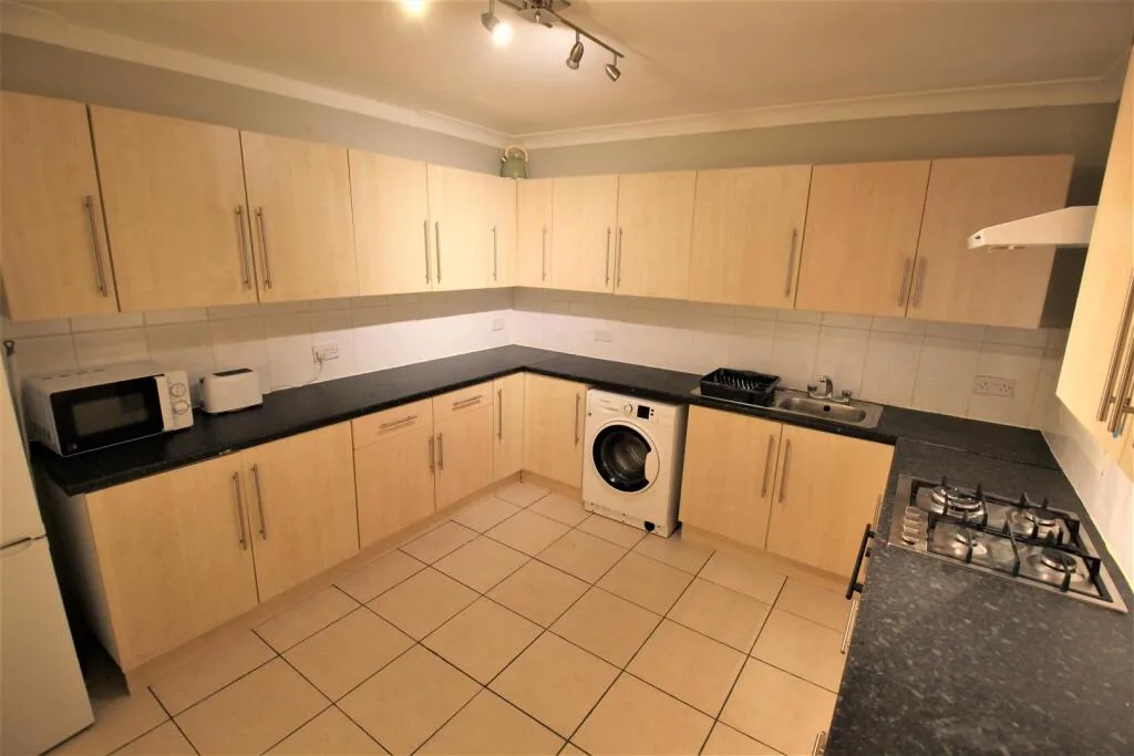 5 bedroom semi-detached house for rent