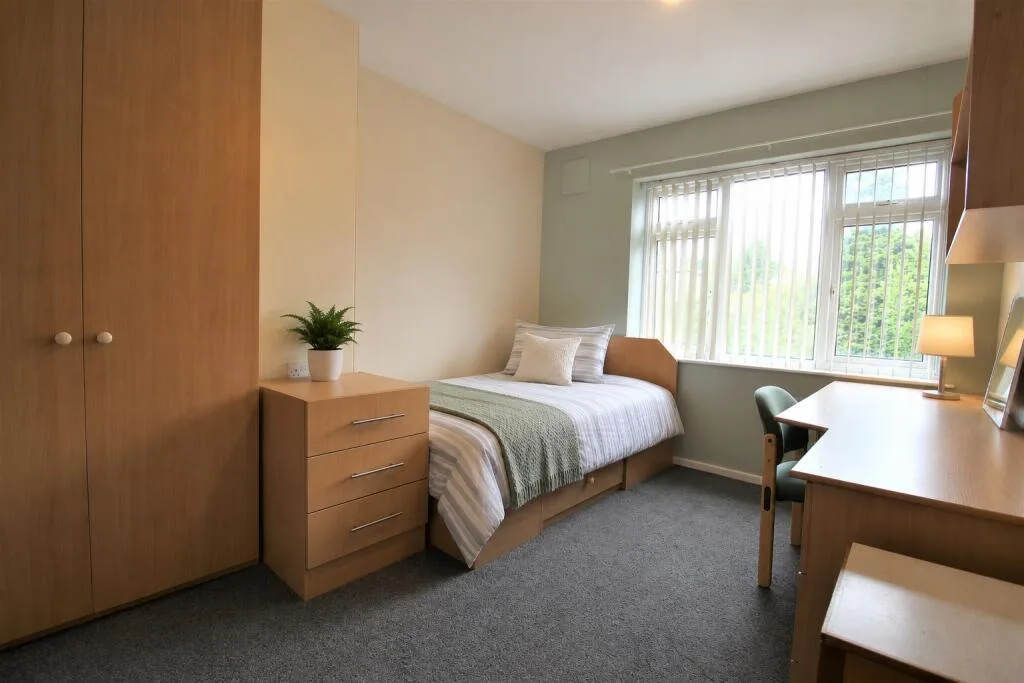 5 bedroom semi-detached house for rent