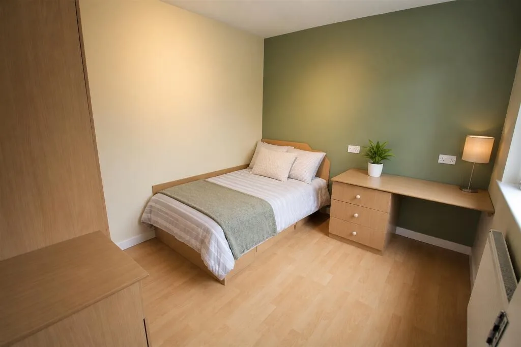 5 bedroom semi-detached house for rent