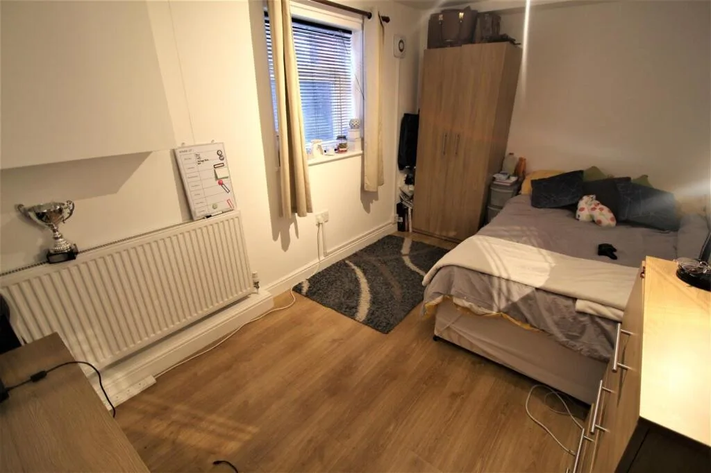 5 bedroom terraced house for rent