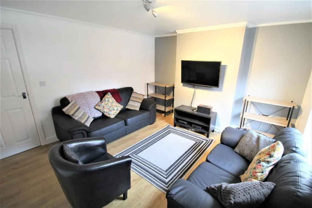 5 bedroom terraced house for rent