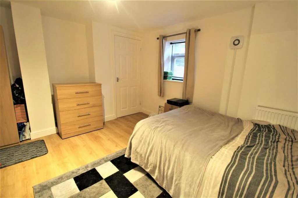5 bedroom terraced house for rent