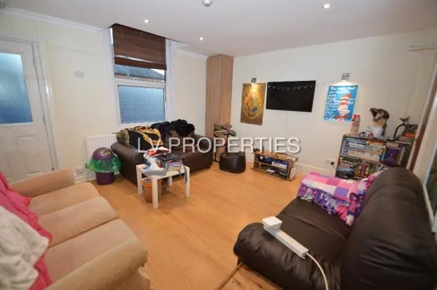 5 bedroom terraced house for rent