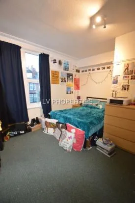 5 bedroom terraced house for rent