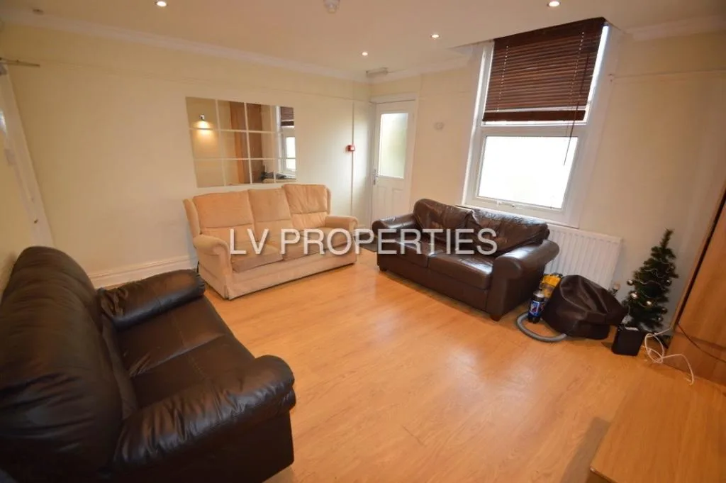 5 bedroom terraced house for rent