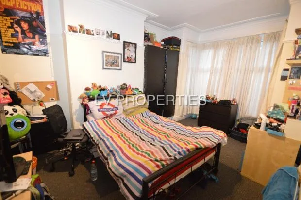 5 bedroom terraced house for rent