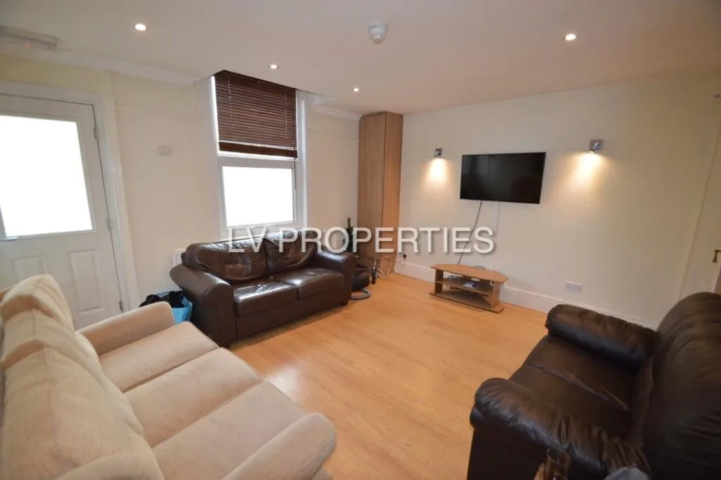 5 bedroom terraced house for rent