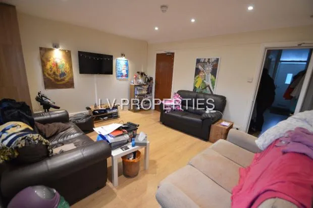 5 bedroom terraced house for rent