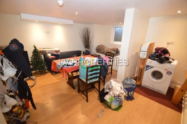 5 bedroom terraced house for rent