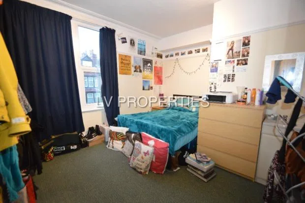 5 bedroom terraced house for rent