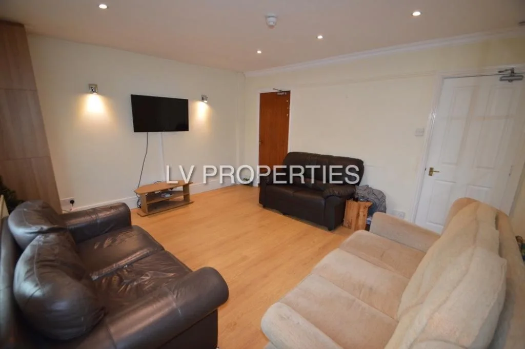 5 bedroom terraced house for rent