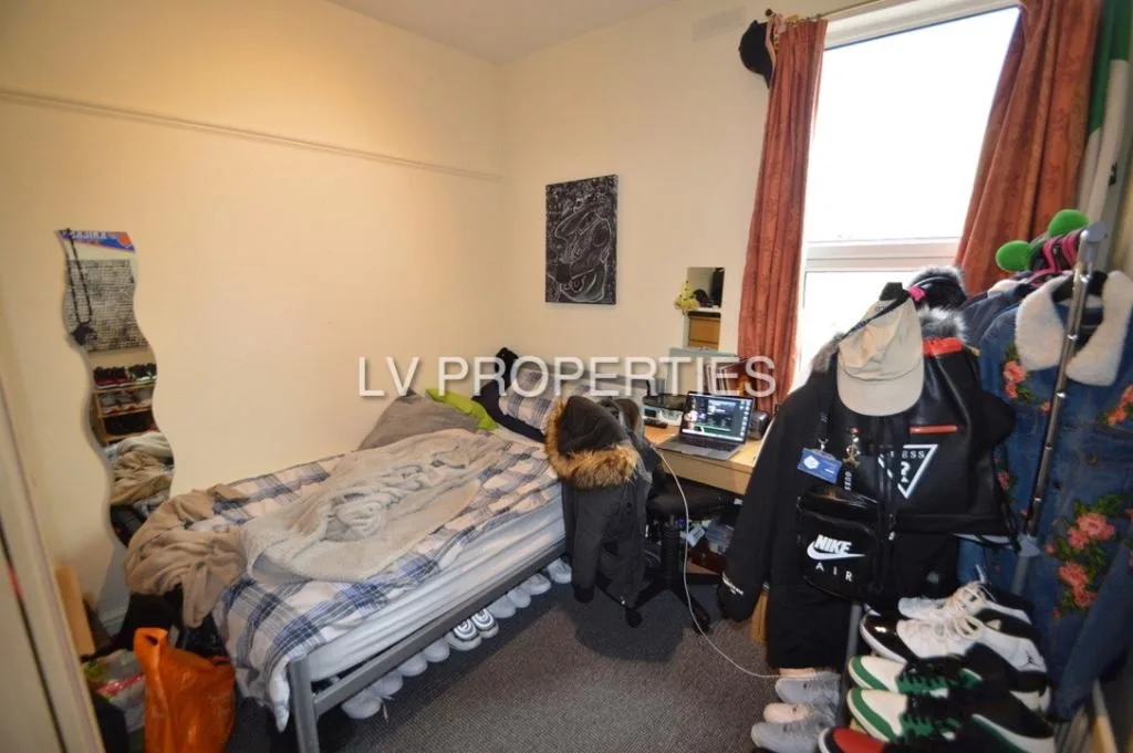 5 bedroom terraced house for rent