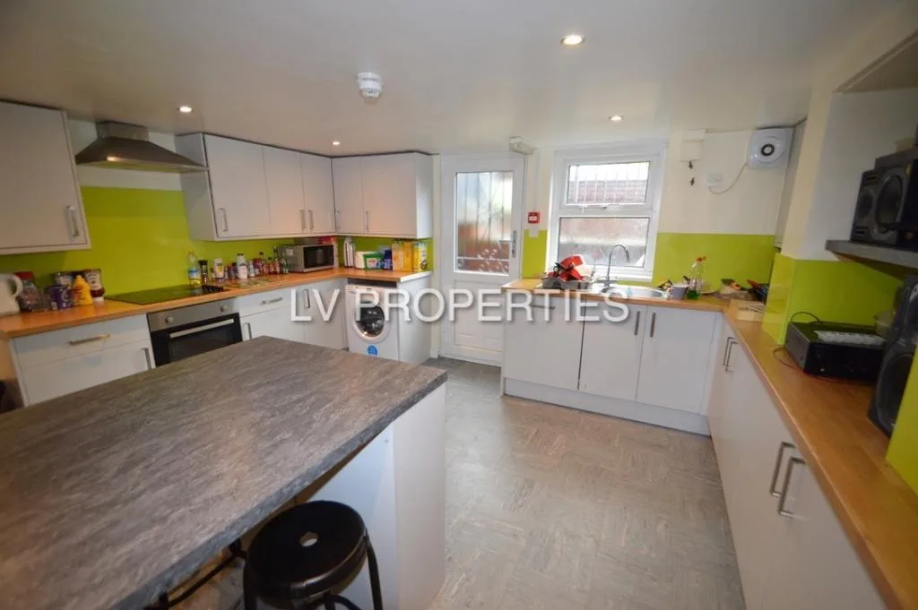 5 bedroom terraced house for rent