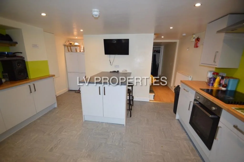 5 bedroom terraced house for rent