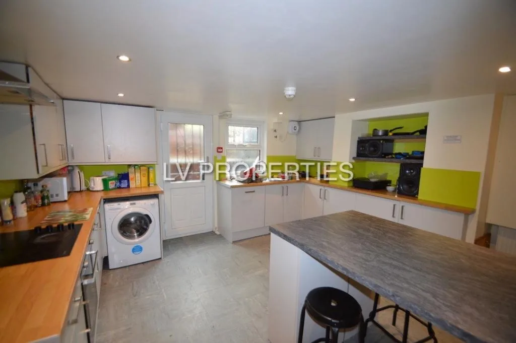 5 bedroom terraced house for rent