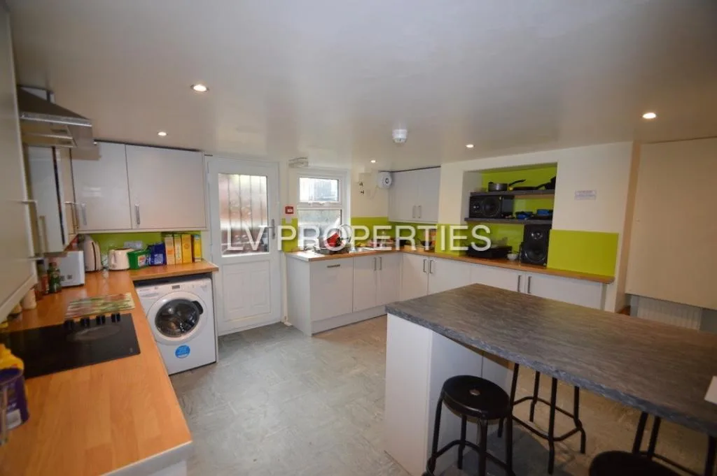 5 bedroom terraced house for rent