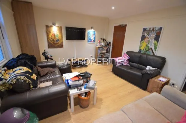 5 bedroom terraced house for rent