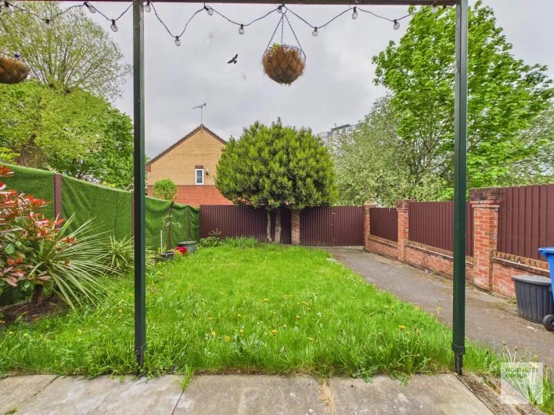 3 bedroom semi-detached house for rent