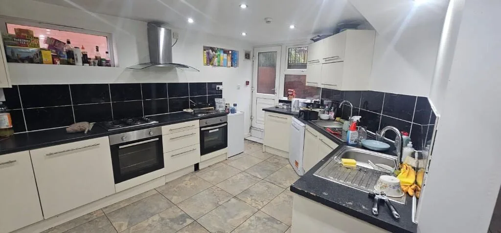 8 bedroom terraced house for rent