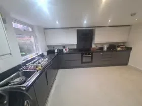 6 bedroom terraced house for rent