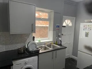 6 bedroom end of terrace house for rent