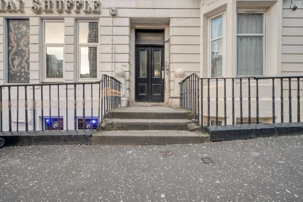 5 bedroom flat for rent
