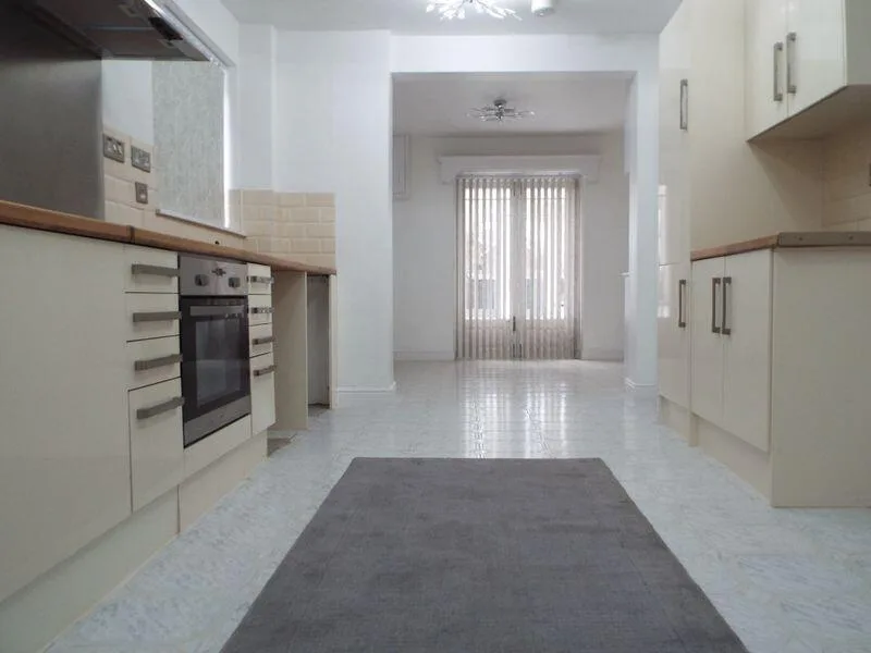 6 bedroom detached house for rent