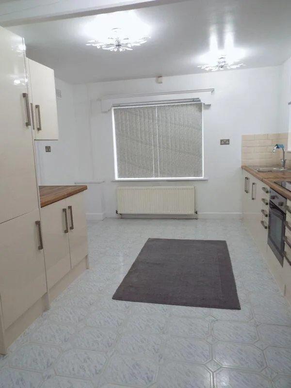 6 bedroom detached house for rent