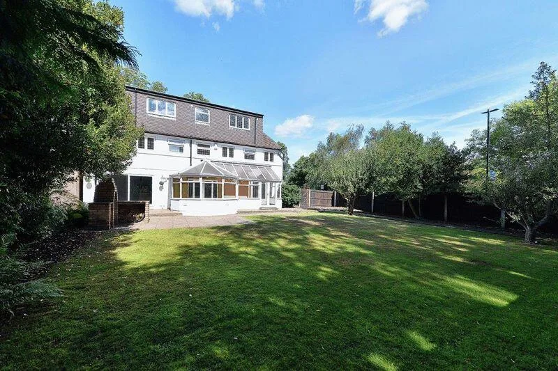 6 bedroom detached house for rent